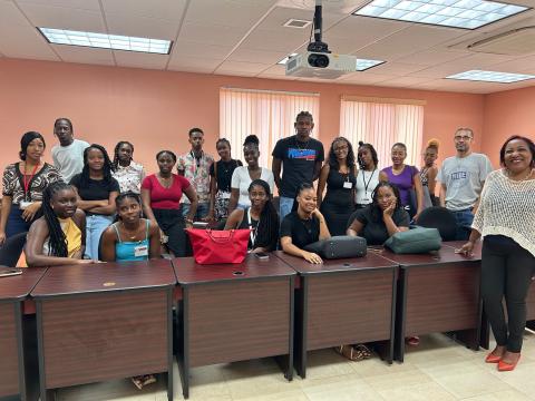 Stagiaires avec la sénatrice de la Barbade