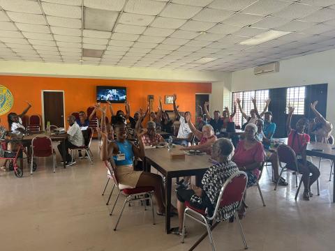 Stagiares dans un EHPAD avec des résidants très joyeux